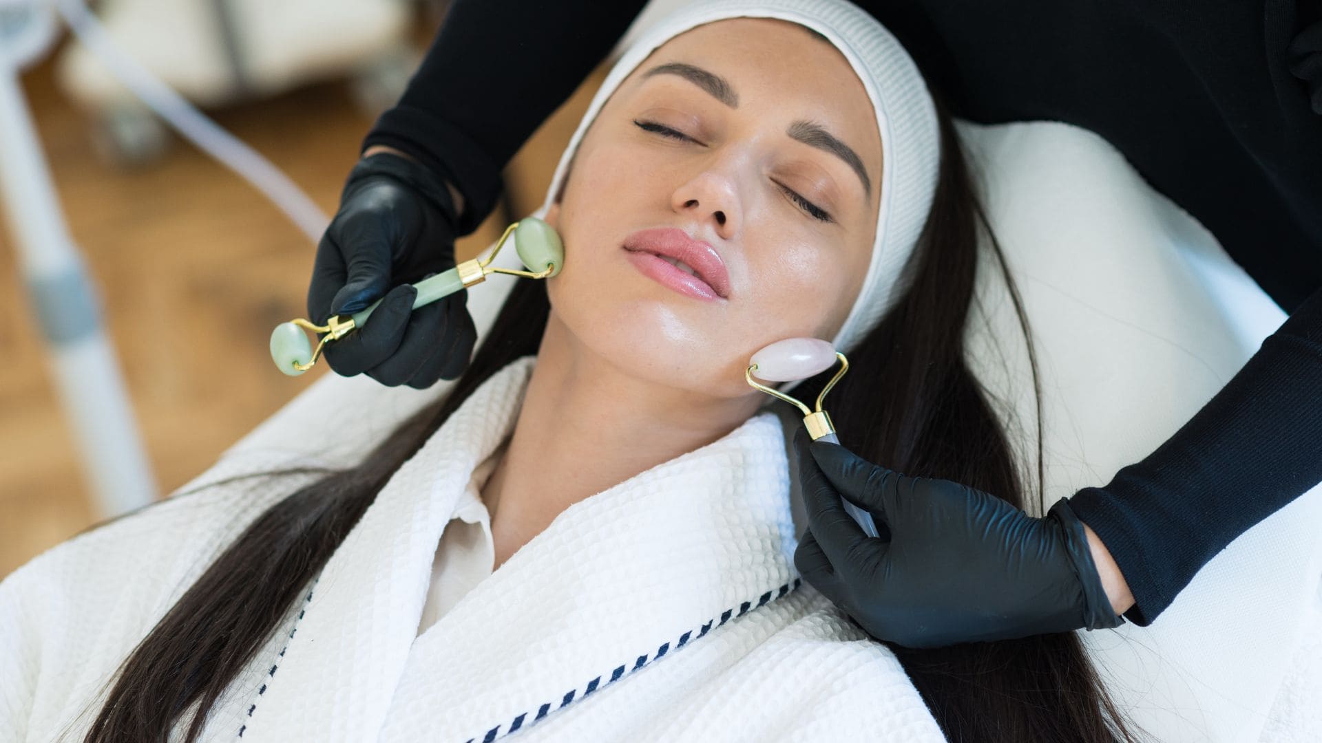 Extracción de puntos negros con tecnología Vortex Fusion durante sesión de limpieza facial profunda en KB Cejas Perfectas