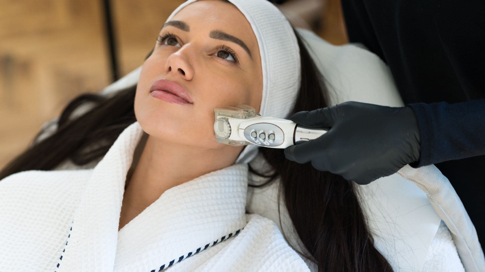 Katherine Brito realizando un tratamiento HydraFacial en su estudio de Barcelona
