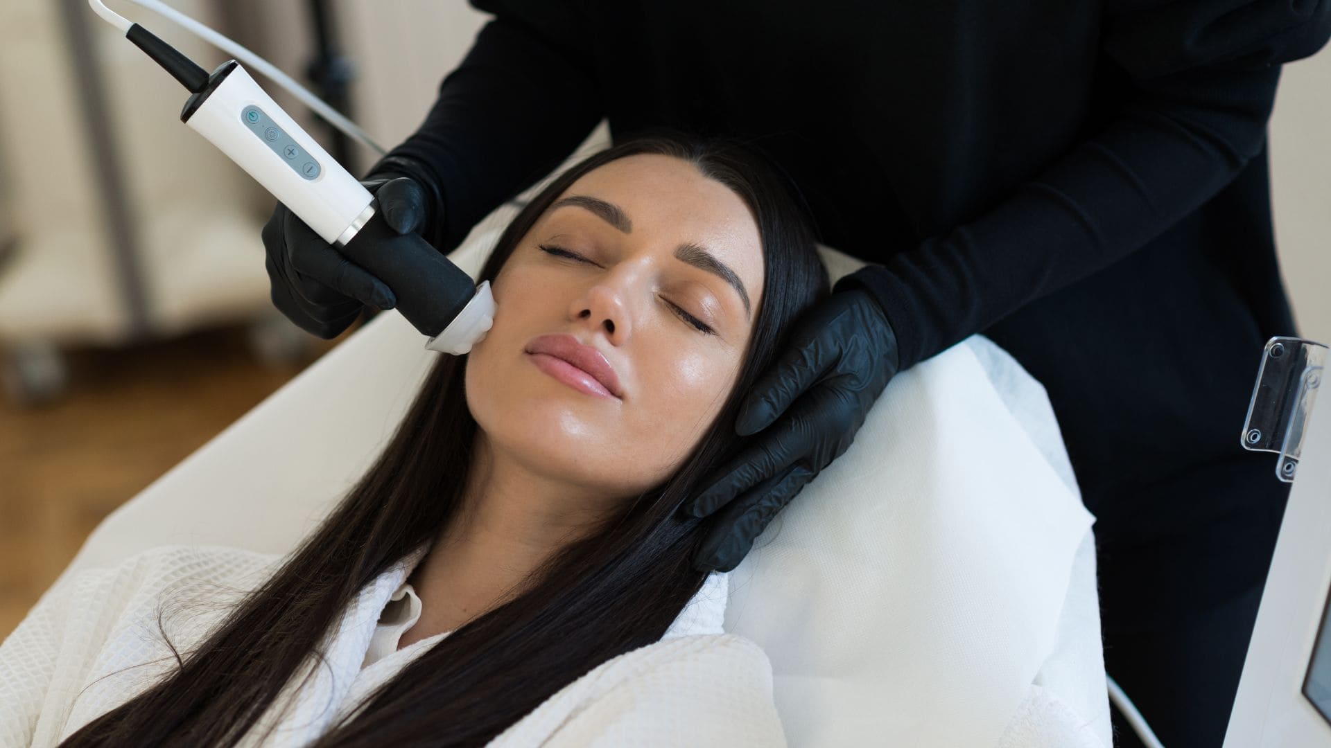 Poros obstruidos con puntos negros antes del tratamiento HydraFacial de limpieza facial profunda en Barcelona